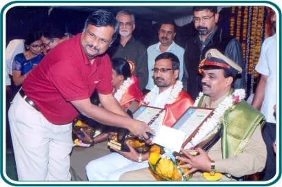 Awarding honest citizens